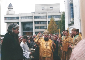 5. Окропление святой водой народу пока в новость.