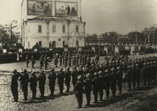 40. Парад Дайерского батальона. Фото Я.И.Лейцингера. 1919 г..jpg