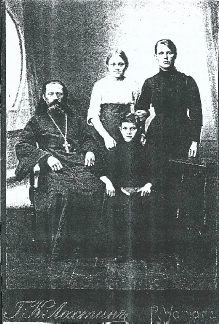  о. Михаила с семьёй