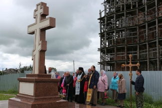 6. 2015 г. Лития у поклонного креста в Холмогорах.jpg