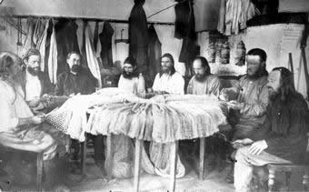 Архиепископ Иларион (Троицкий) в Соловецком лагере второй справа, рядом - епископ Игнатий Садковский